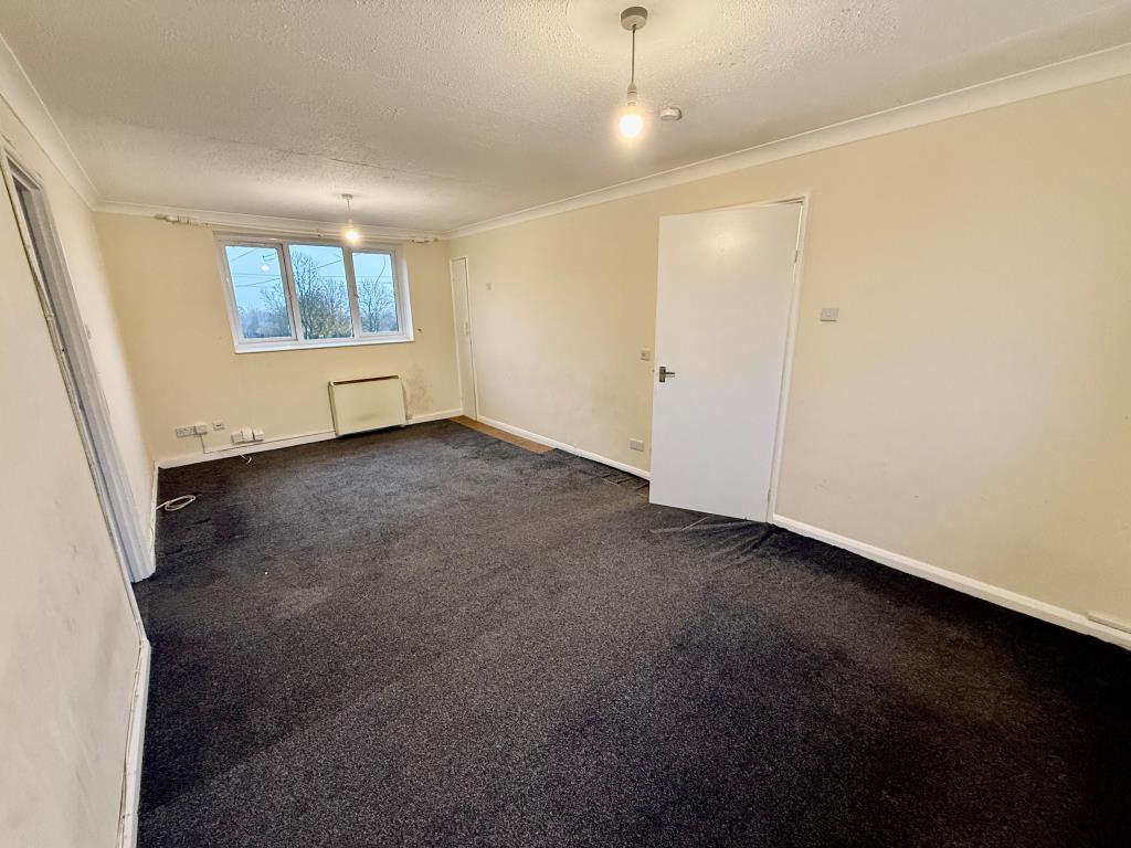 Lot: 131 - TWO-BEDROOM FLAT FOR IMPROVEMENT - Living room